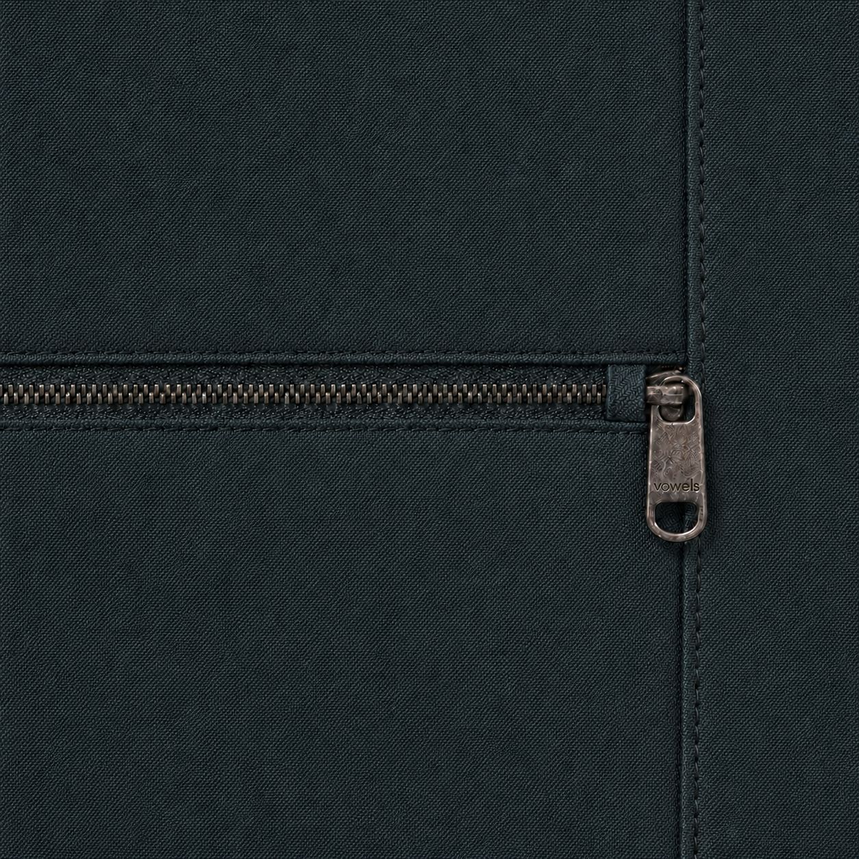 Macro of the knee conversion zipper of the vowels Zip-Off Cargo Pants - engraved vowels pull on a patterned metal slider with zip garage